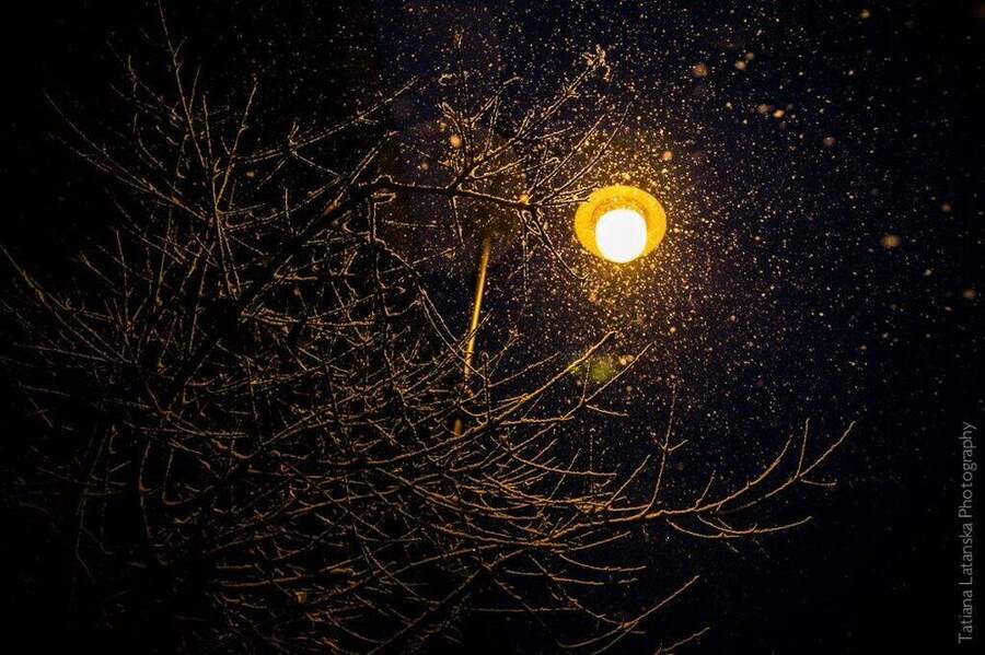 Фонарь и падающий снег